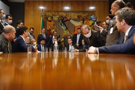 Presidente Bolsonaro entrega na presidência da Câmara dos Deputados o Projeto de Lei de privatização dos Correios