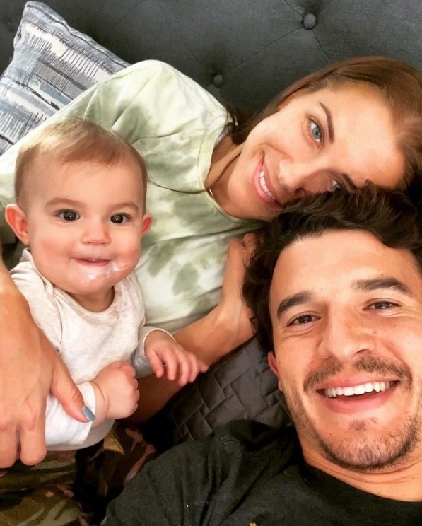 Alex Morgan, a filha e o marido