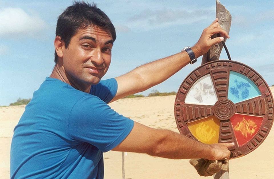 Zeca Camargo girando a roleta de No Limite