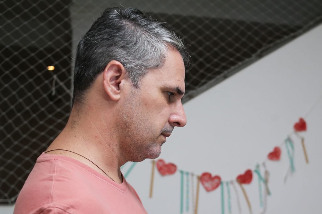 Fabrício Gomes, 43 anos, perdeu a mãe e a avó para a Covid-19