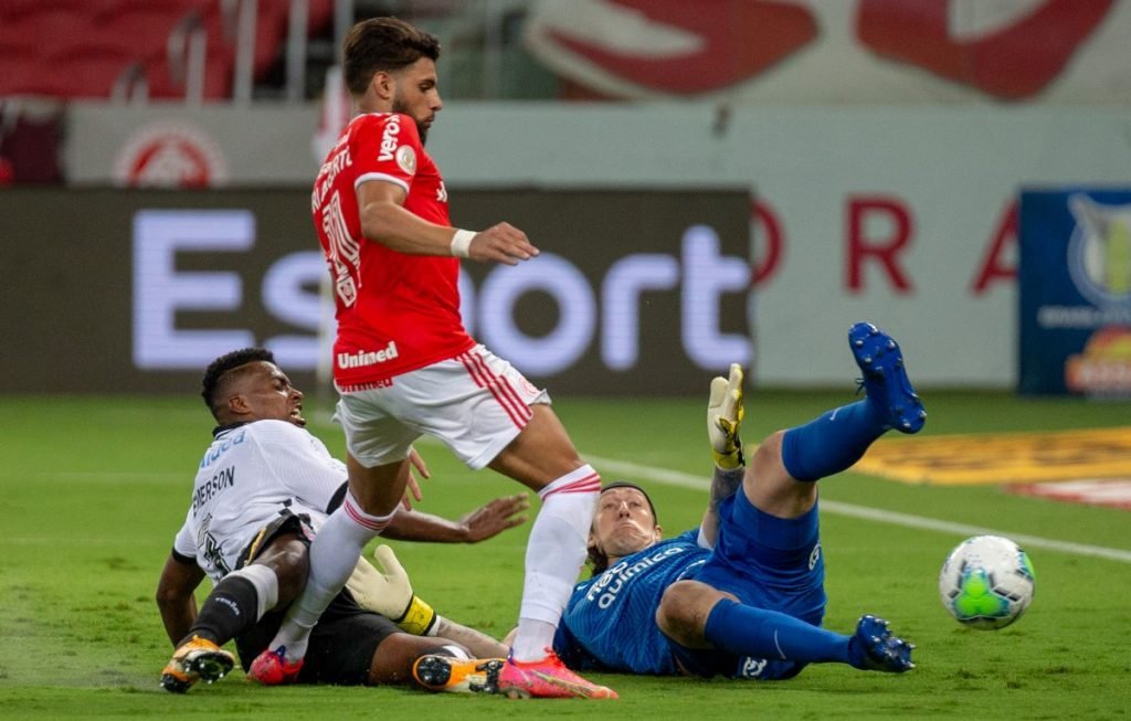 Internacional e Corinthians ficam no empate em jogo cheio de gols