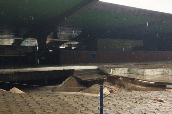 Após chuvas, piso desaba em rodoviária de João Pessoa