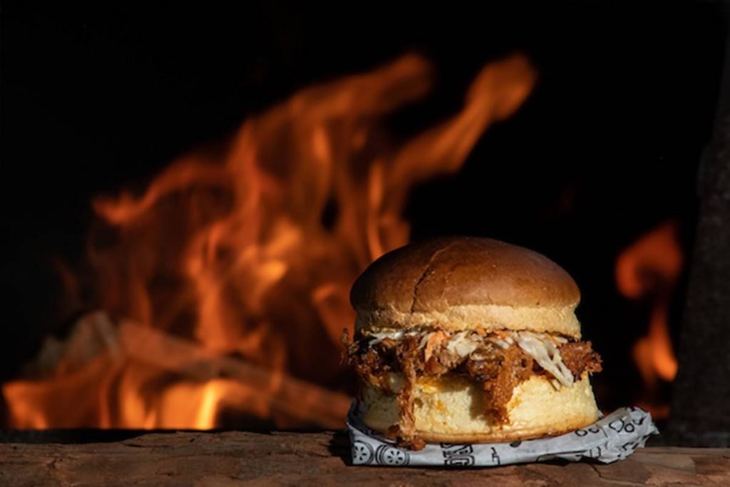 Hambúrguer de porco desfiado com fogo de fundo