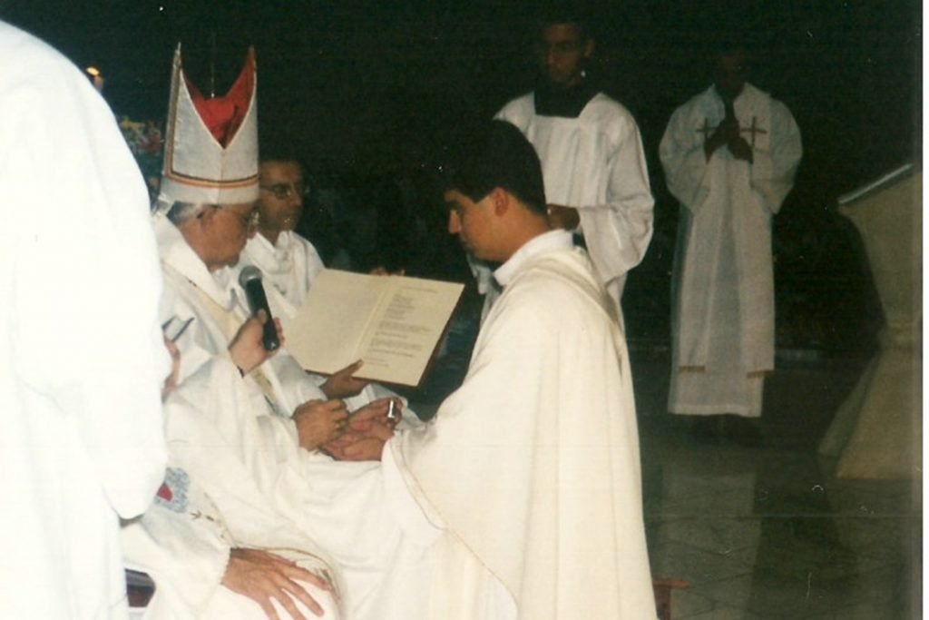 Fotografia colorida. Padre Robson, crisma de Sacerdote