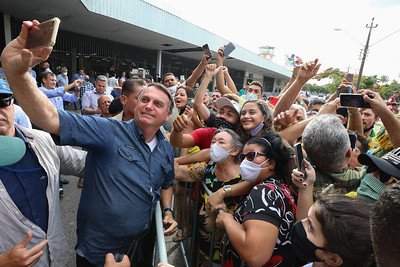 Presidente da República Jair Bolsonaro, recebe os cumprimentos de populares durante chegada à cidade de Fortaleza.