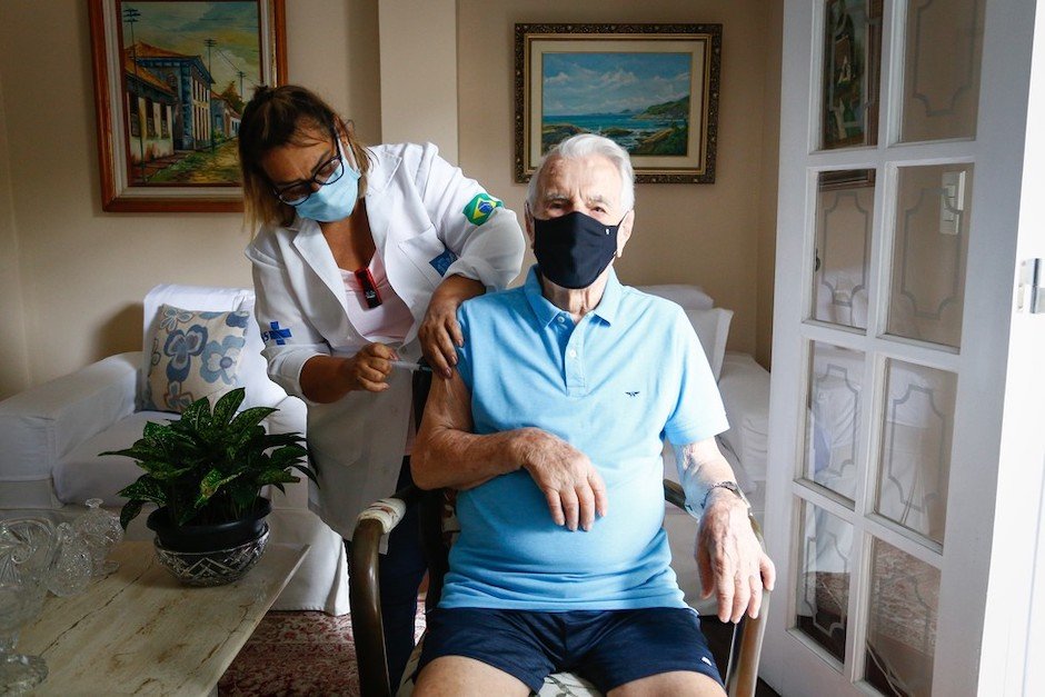 Aos 101 anos, Orlando Drummond recebe a segunda dose da vacina