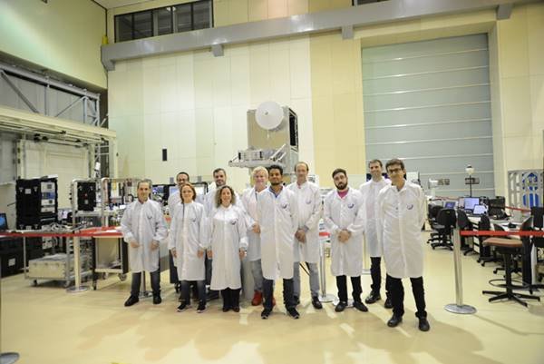 Parte da equipe que trabalhou no satélite Amazônia 1