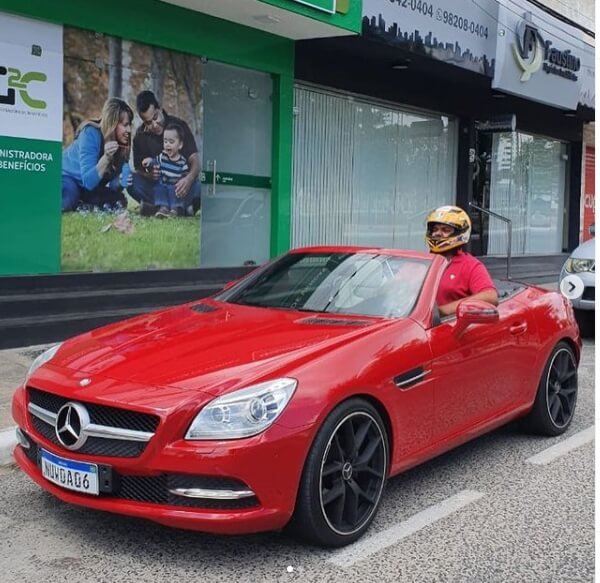 Diego Alexandre em carro de luxo