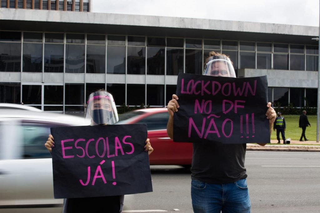 Manifestação contra o lockdown na frente do Palácio do Buriti