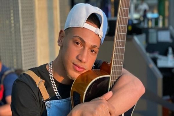 Sem shows, cantor usa as redes sociais para pedir doação para família