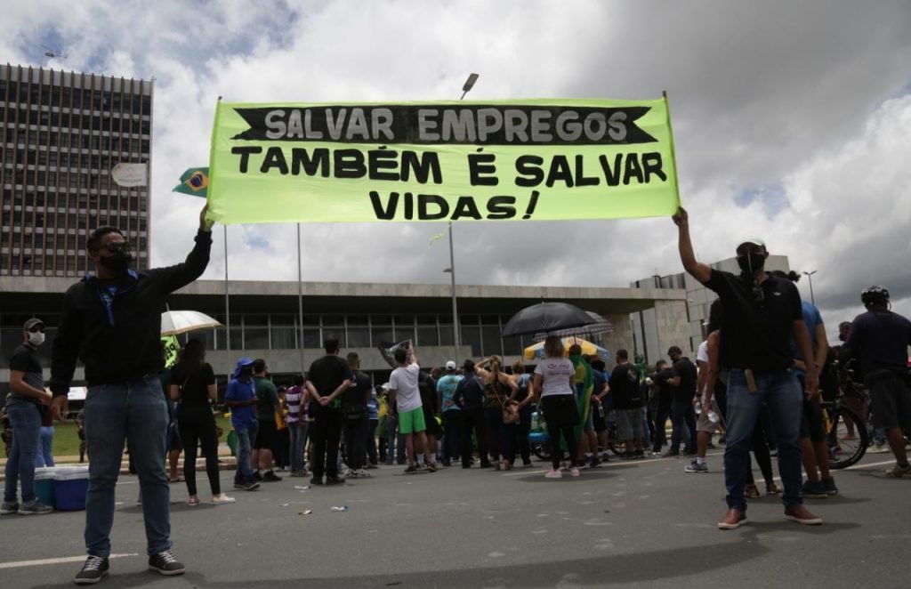 Manifestação contra o lockdown na frente do Palácio do Buriti