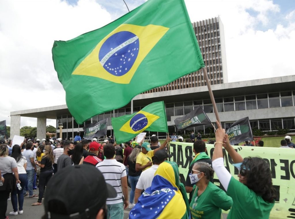 Manifestação contra o lockdown na frente do Palácio do Buriti