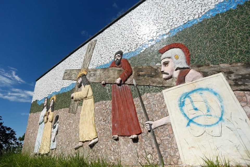 Imagem religiosa, com jesus carregando a cruz, numa das paradas da rodovia dos romeiros, GO-060, entre Goiânia e Trindade, em Goiás