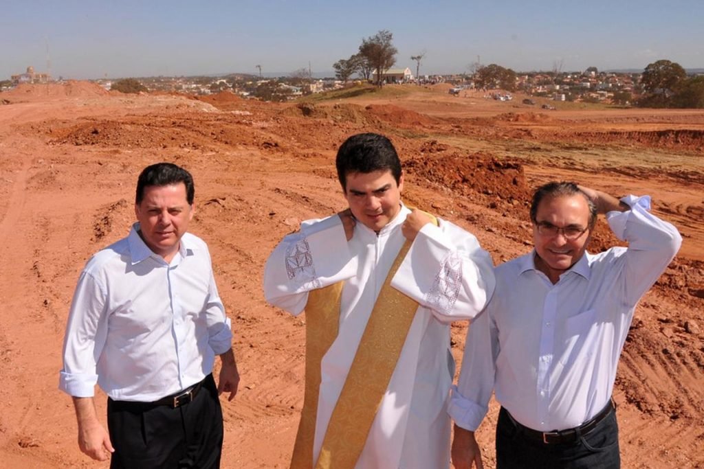 Marconi Perillo, Padre Robson de Oliveira e Jânio Darrot em visita às obras do novo santuário do divino pai eterno, em trindade, goiás
