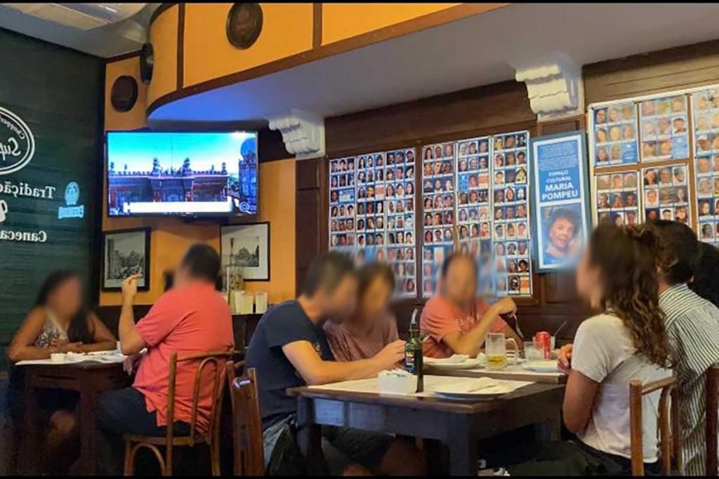 PMs foram flagrados fazendo refeições no local, descumprindo decreto estadual