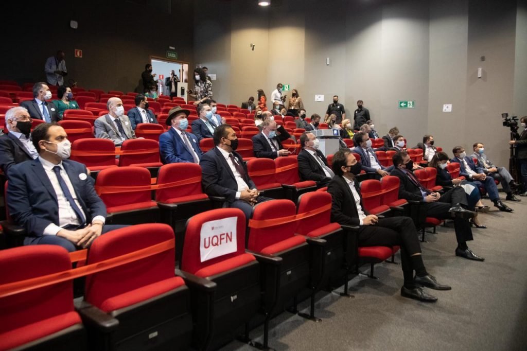Governadores em auditório na fábrica da União Química, no DF