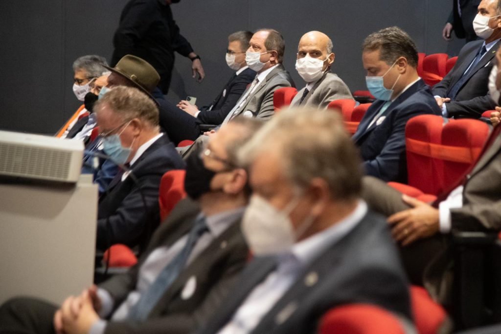 Governadores em auditório na fábrica da União Química, no DF