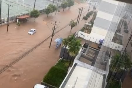 Rua alagada em Goiânia após chuva