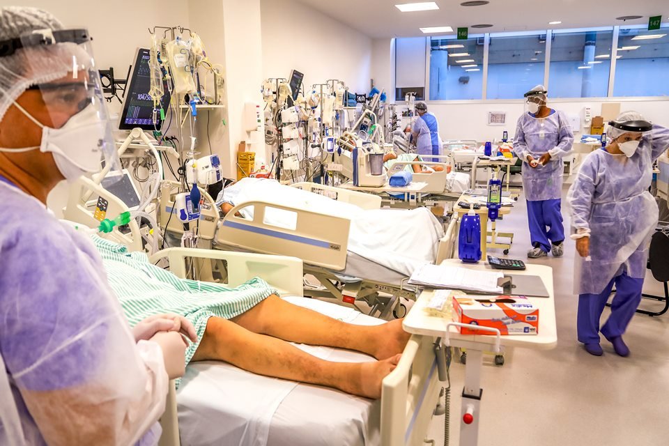 Profissionais de Saúde se desdobram para atender pacientes de Covid-19 em CTI lotada de Porto Alegre