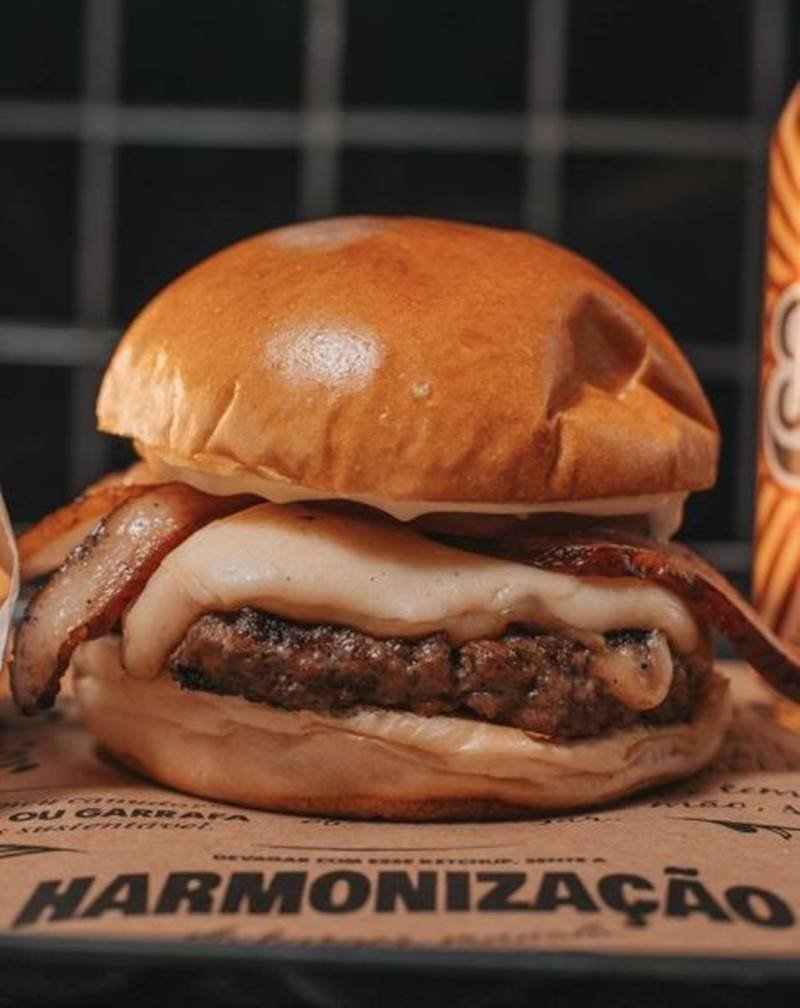 Hambúrguer com carne, queijo e bacon