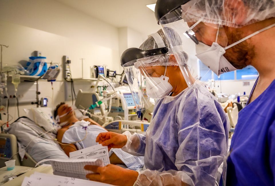 Hospital lotado em Porto Alegre (RS). Pandemia de Covid-19 chega ao ápice e sobrecarrega sistema