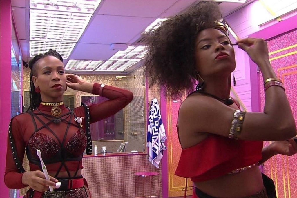 Lumena e Karol se maquiando