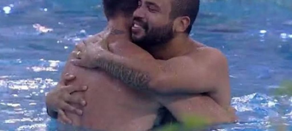 Projota e Arthur se abraçando na piscina