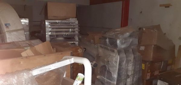 Lote de mesas e cadeiras
