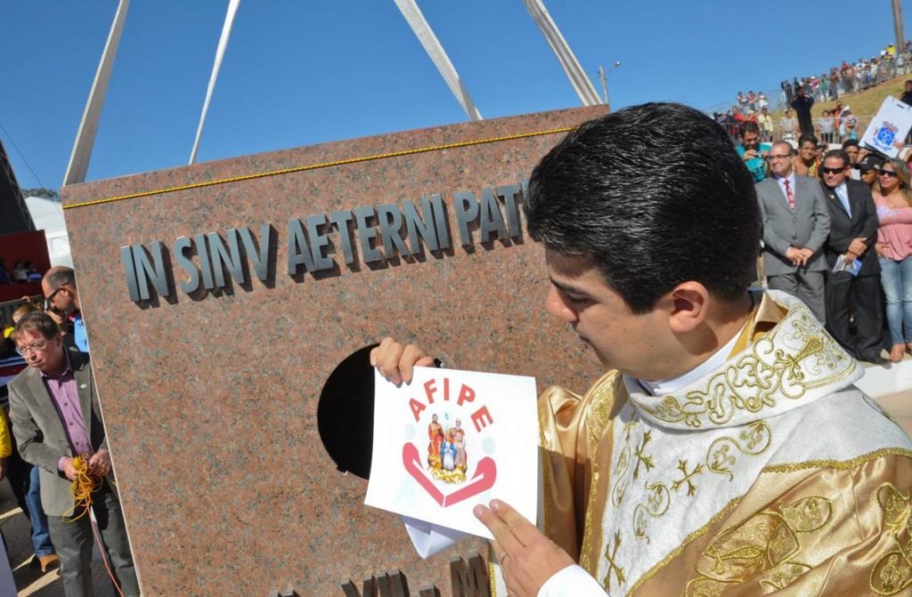 padre robson de oliveira, durante lançamento da pedra fundamental da obra do novo santuário do divino pai eterno em trindade, goiás