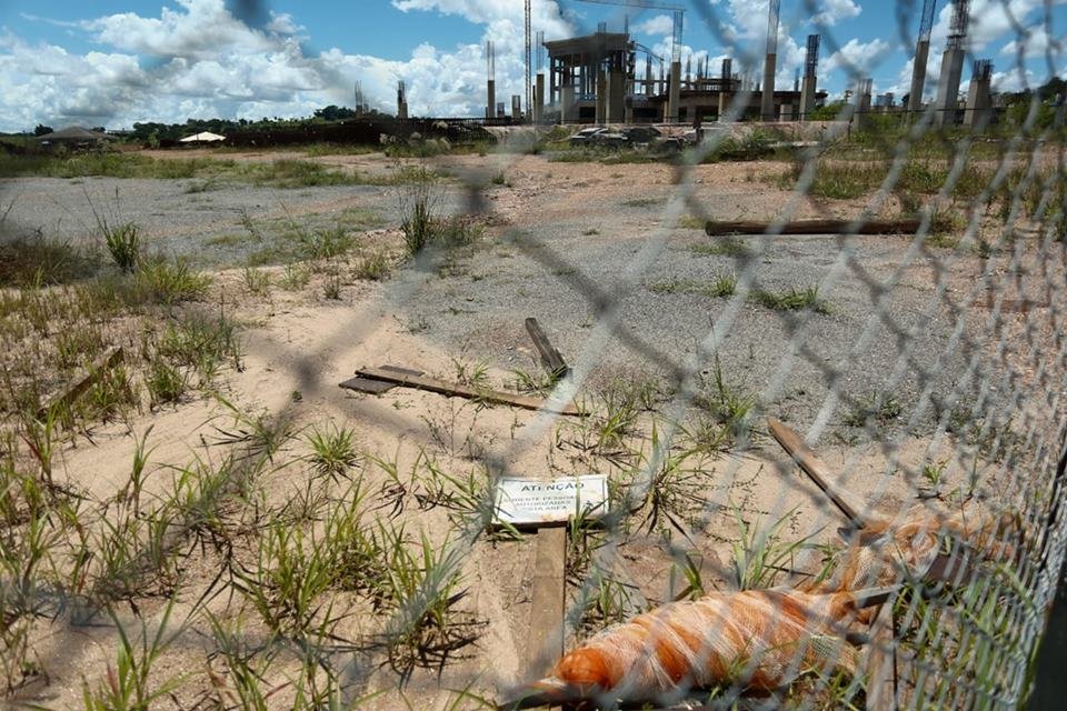 Situação atual da obra do novo santuário do divino pai eterno em trindade, capital da fé em Goiás. Ao fundo, prédio sendo erguido, referente à capela central do que será, futuramente, um dos maiores complexos religiosos do mundo