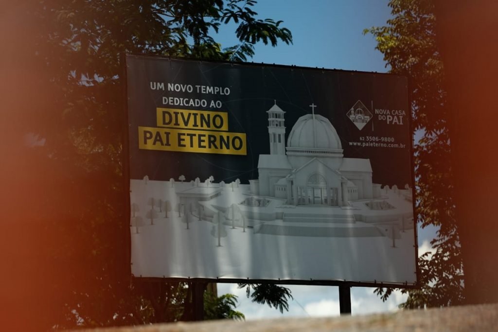 Outdoor com a imagem do projeto do novo santuário do divino pai eterno, em trindade, goiás