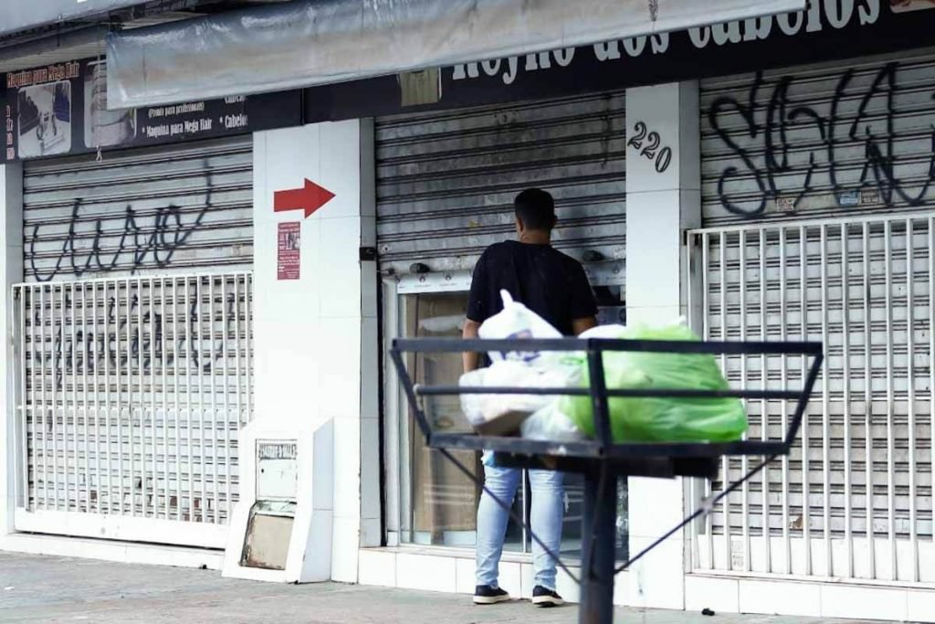 Descumprimento de decreto contra Covid pelo comércio em Goiânia