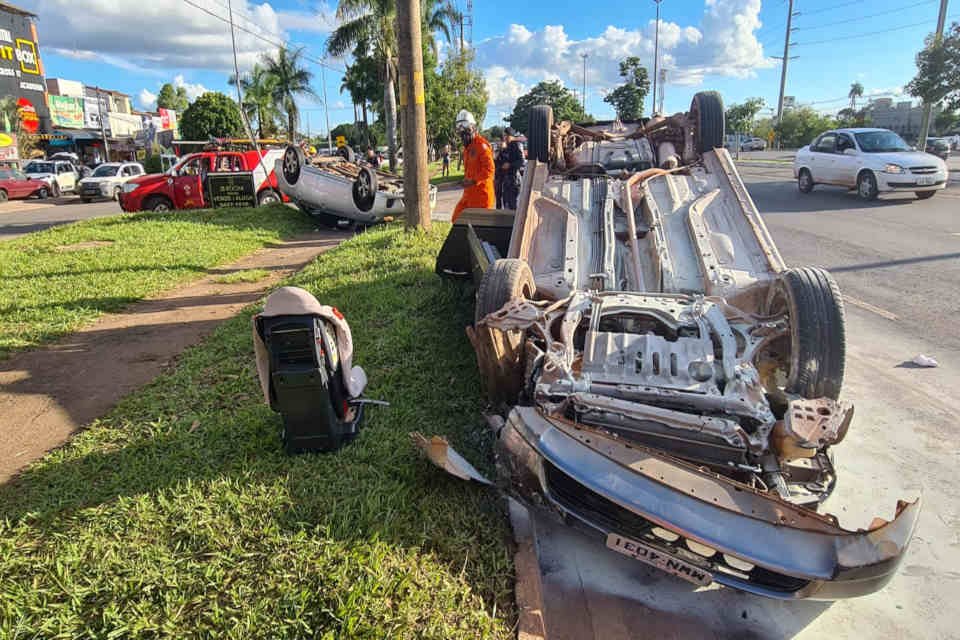 carro capotado