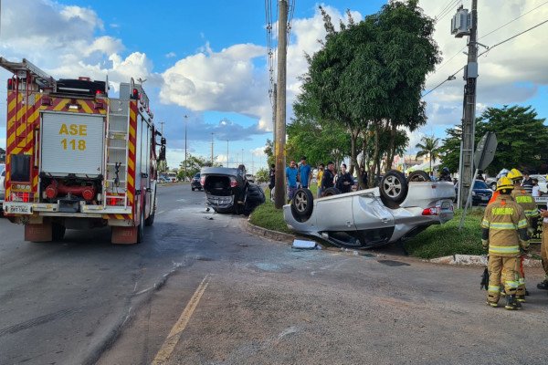 carro capotado