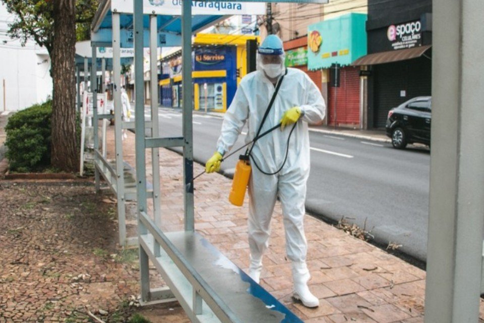 Funcionário da Prefeitura de Araraquara desinfecta ponto de ônibus durante lockdown