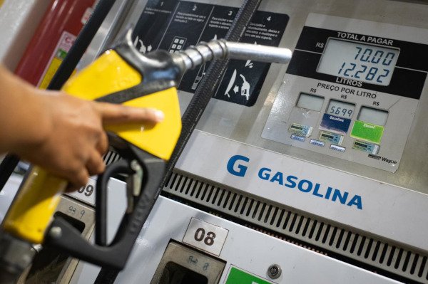 Com gasolina ainda em alta, prévia da inflação de abril fica em 0,6%
