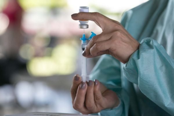 Enfermeira prepara vacina contra Covid-19