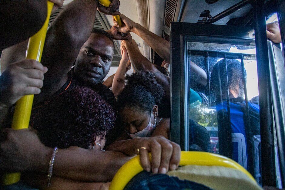 Passageiros do BRT e dos ônibus urbanos em aglomeração no Rio de Janeiro