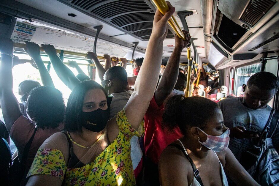 Passageiros do BRT e dos ônibus urbanos em aglomeração no Rio de Janeiro