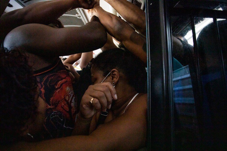 Passageiros do BRT e dos ônibus urbanos em aglomeração no Rio de Janeiro
