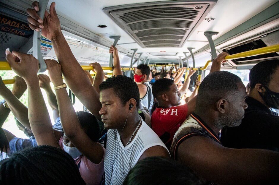 Passageiros do BRT e dos ônibus urbanos em aglomeração no Rio de Janeiro