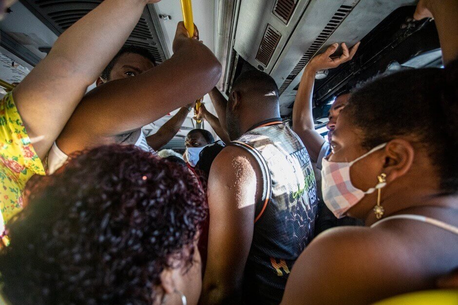 Passageiros do BRT e dos ônibus urbanos em aglomeração no Rio de Janeiro