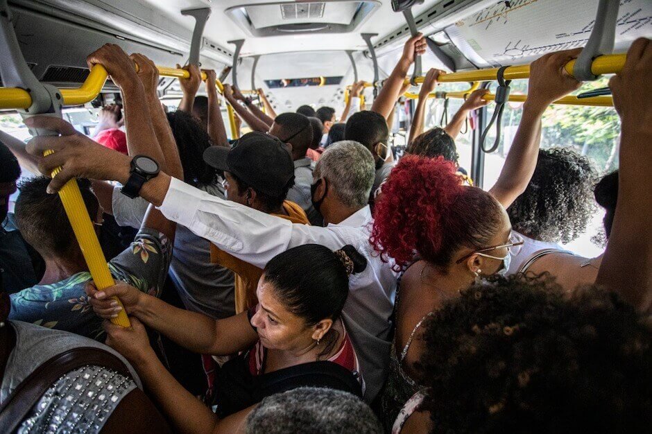 Passageiros do BRT e dos ônibus urbanos em aglomeração no Rio de Janeiro