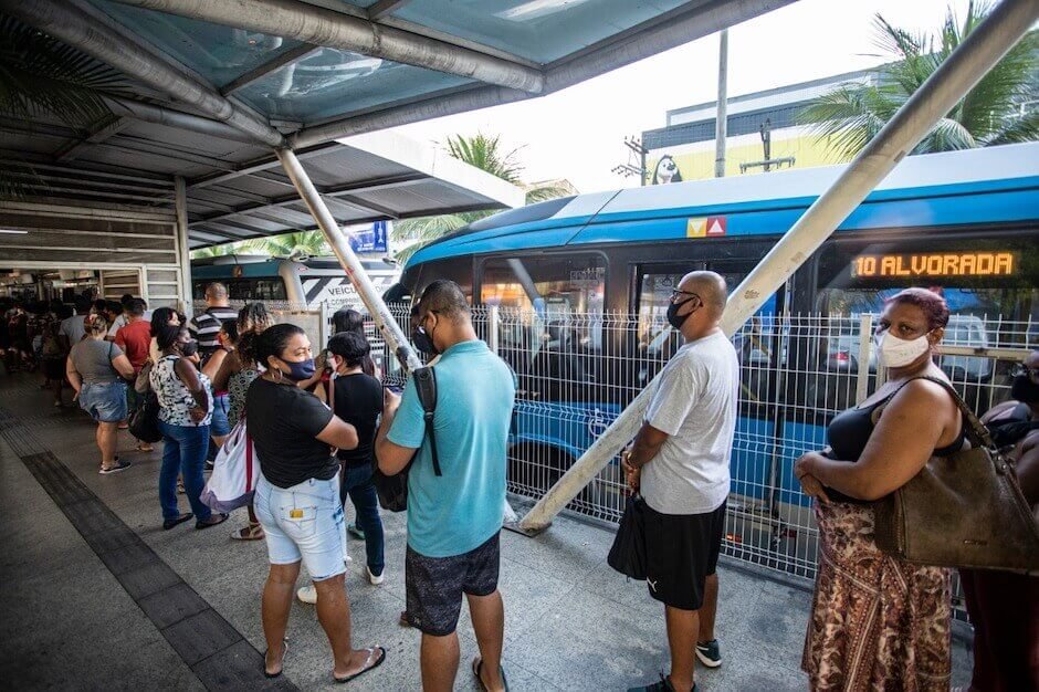 Passageiros do BRT e dos ônibus urbanos em aglomeração no Rio de Janeiro