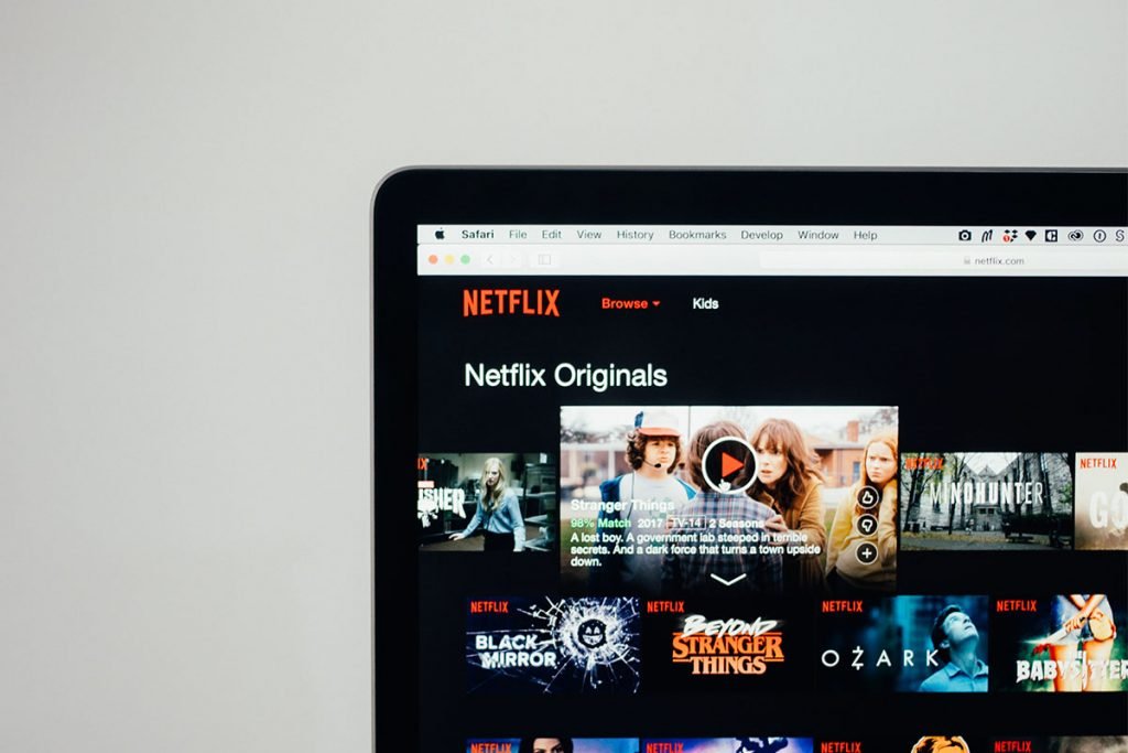 Após aumento de preço e cancelamento de plano, ações da Netflix