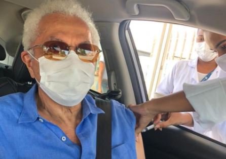 Paulinho da Viola é vacinado