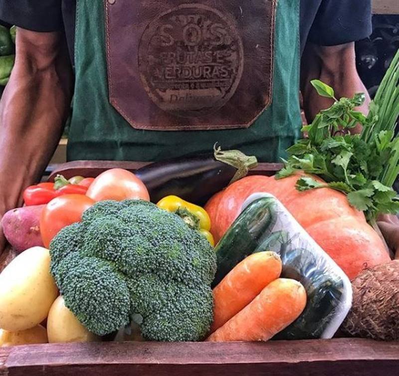 Cesta com verduras como cenoura, brócolis, batata e berinjela