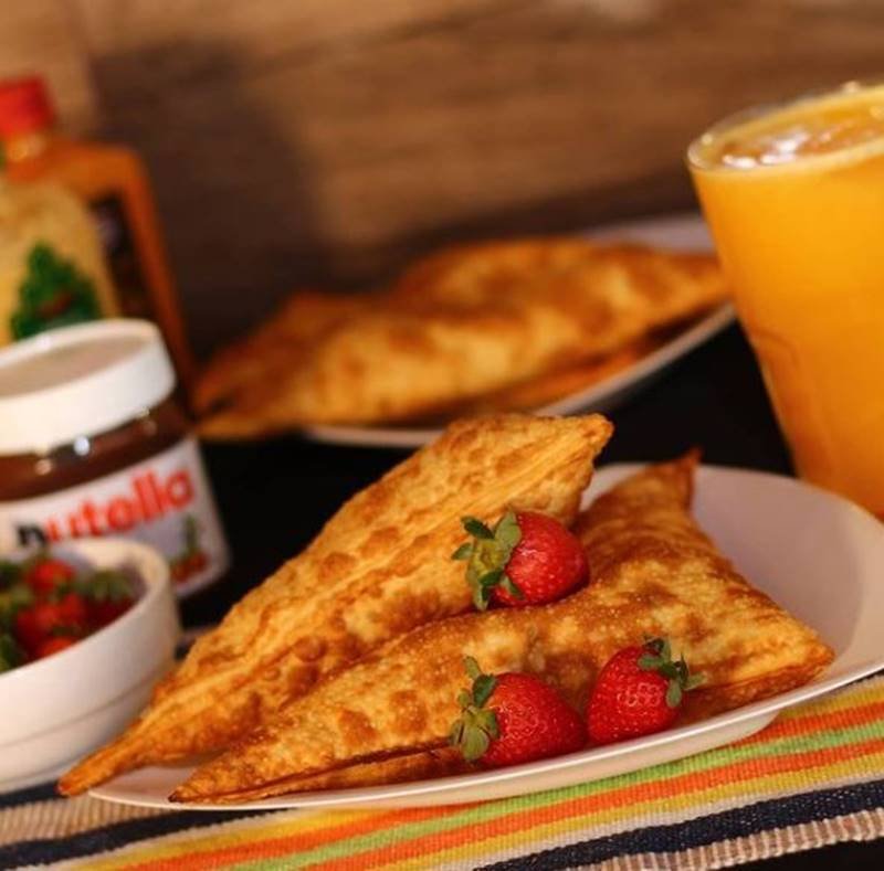 Prato com pastéis e morangos