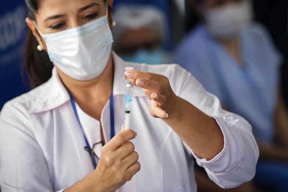 Vacina Covid - Saúde inclui professores no grupo prioritário da vacina contra a Covid