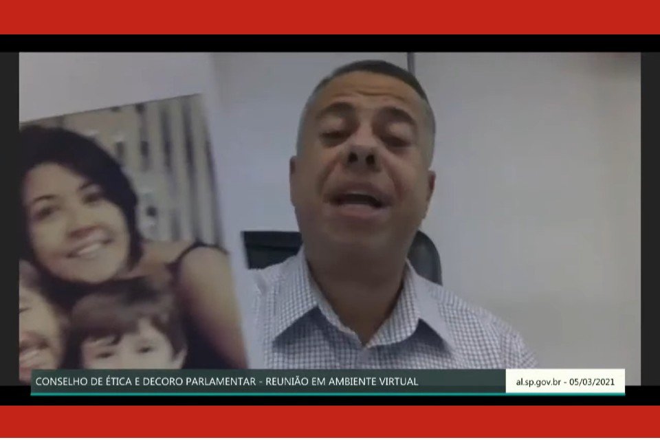Deputado Wellington Moura defende Fernando Cury mostrando fotos de família de Cury